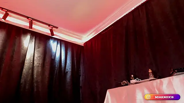 MiaKnox webcam