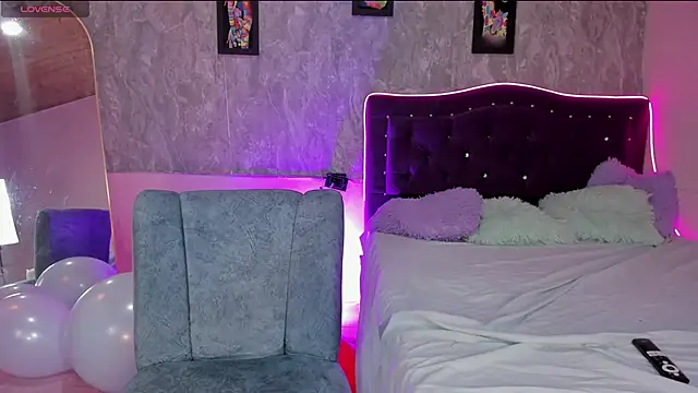 Lauren_smiles webcam