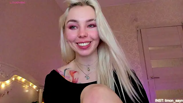 LillyMoure_ webcam