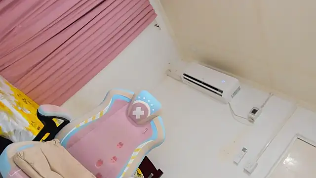 CraveMyCurves webcam