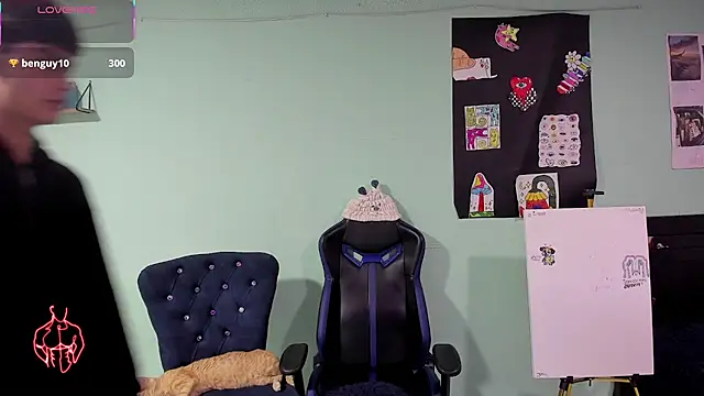 TYLERhHOT2005's room
