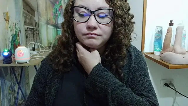 curly_greeneyed webcam