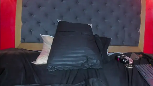 YayaHilton - Live Cams