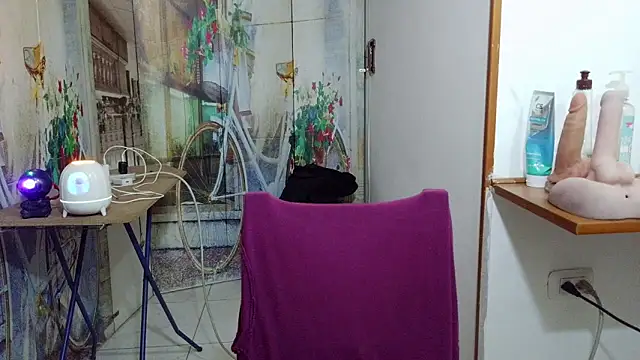 curly_greeneyed webcam