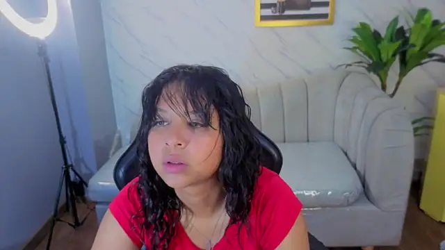 Kristen_black_T webcam