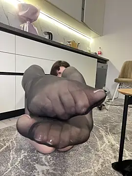 CurlyLara Live Webcam on Stripchat