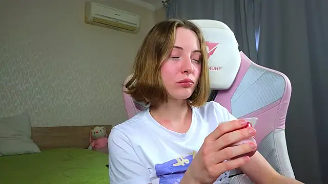 Cowell_Adelina webcam