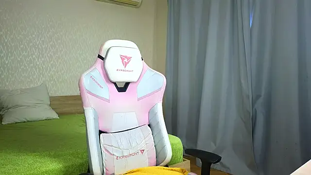 Cowell_Adelina webcam