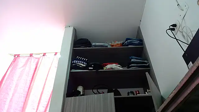 nicolle_milf1978 webcam