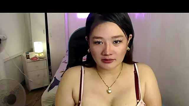 UrLovelyWetPussy webcam