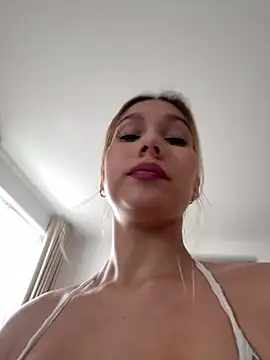 Webcam Model (Nikii__)  is live.Free join now!