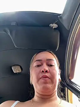 danielavegax (G young) - Fingers in my pussy in the public park