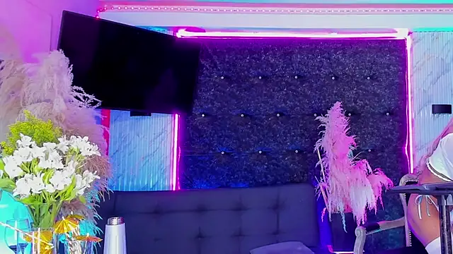 Queens_Wonders_Blonders's room