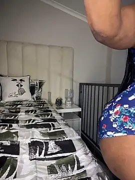 Bustygoddess32 webcam