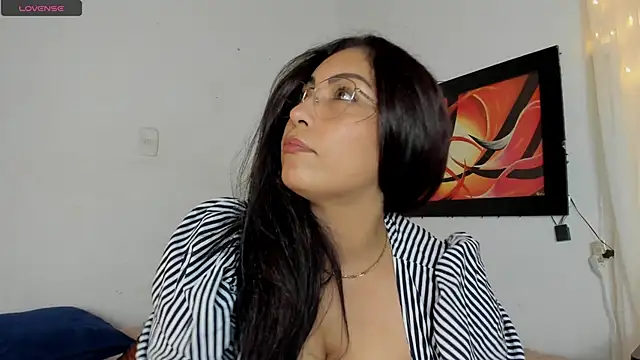 lauralove_69 - Lauralove_69's free webcam - UK Sex Cams