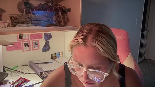 MUSCLEMOMMY1365 webcam