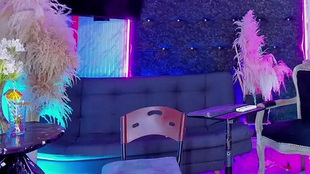 Queens_Wonders_Blonders's room