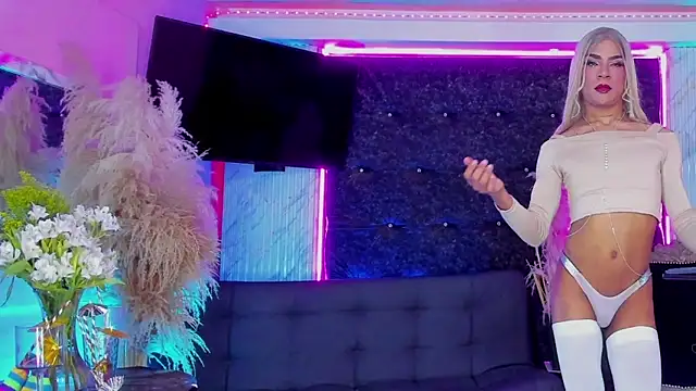 Queens_Wonders_Blonders webcam