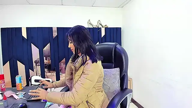 Aisha_hotts777 webcam