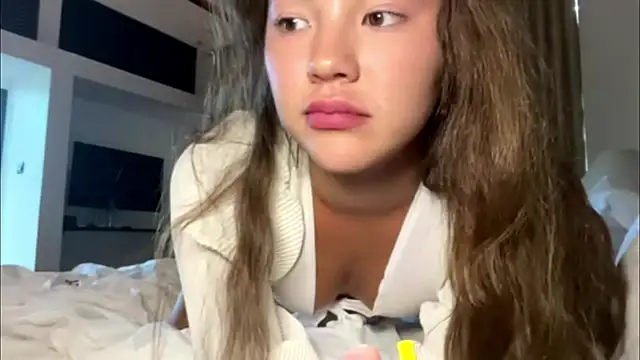 kamila_18_french webcam