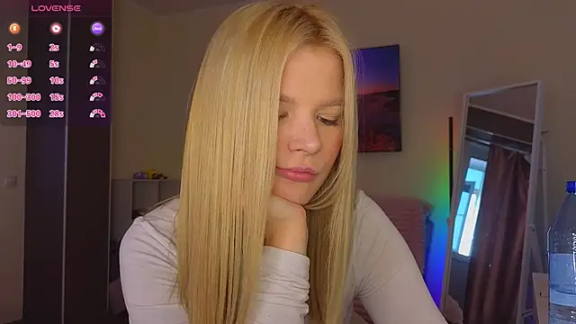 meowbaaby (F young) - Show ass close up