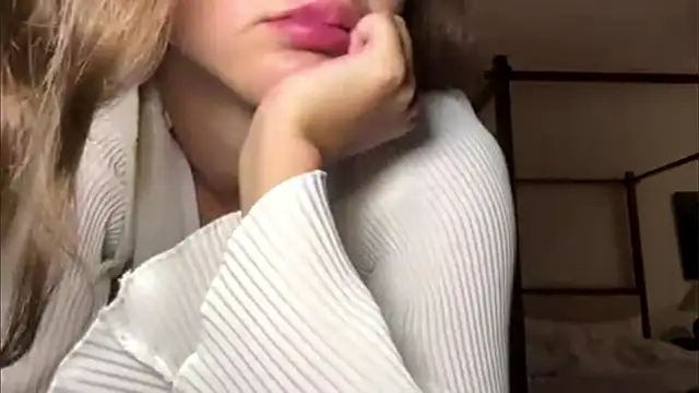 kamila_18_french webcam