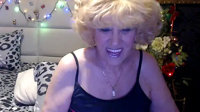 HappyWomanOn webcam