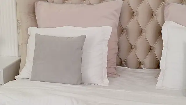 CamillaLarson webcam