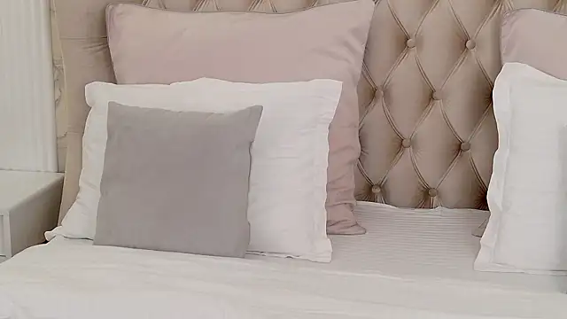 CamillaLarson webcam