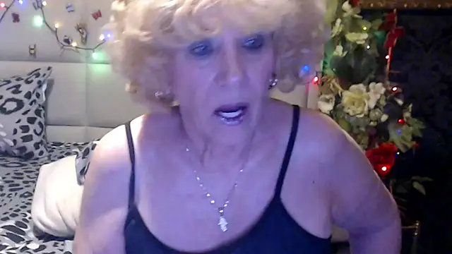 HappyWomanOn webcam