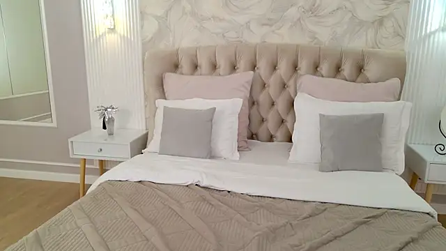 CamillaLarson webcam