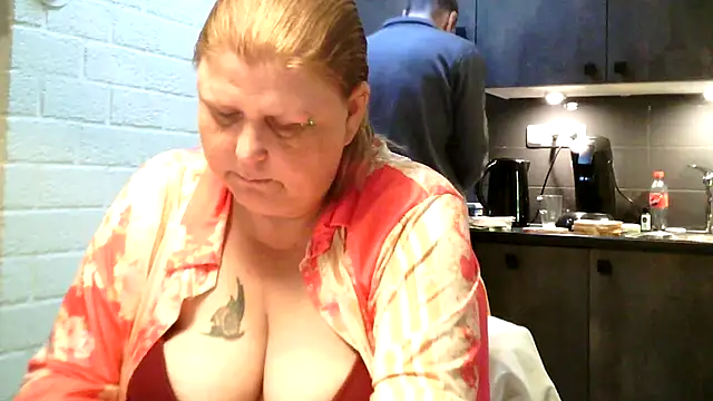 sylviastar46 (Ask my age) - Kies 1 ding uit fooimenu