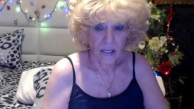 HappyWomanOn webcam