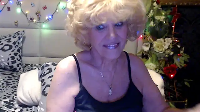 HappyWomanOn webcam