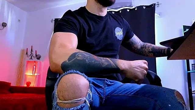 MightyAaron66 live sex cam