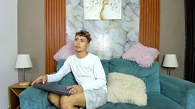 VERY_HOT_GUYS webcam