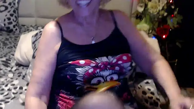 HappyWomanOn webcam