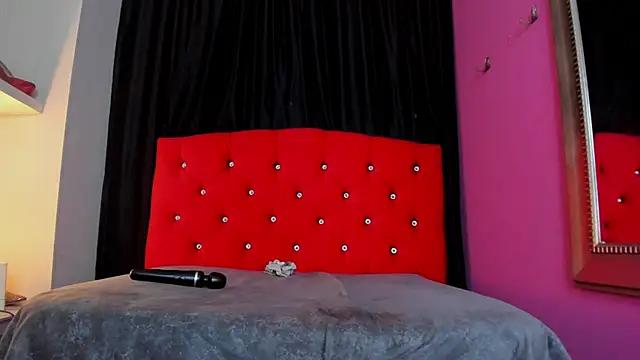 ScarletBigTitties webcam