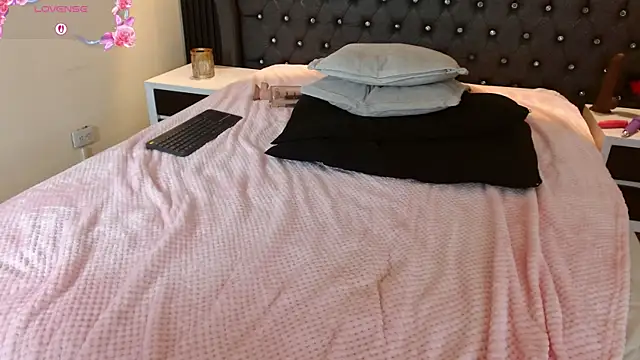 Lolagolden1 Stripchat cam model