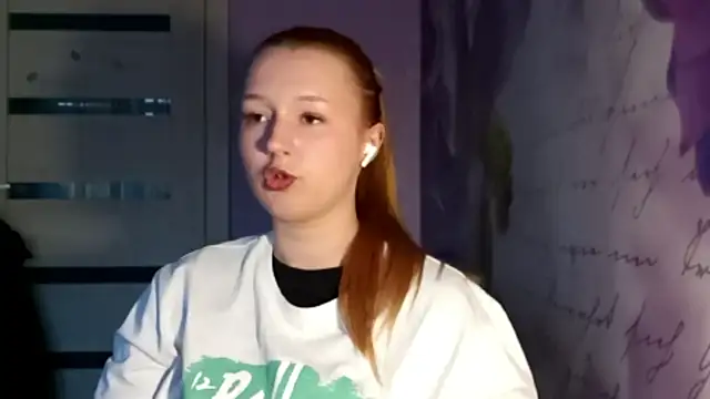 ChantayCambronne webcam