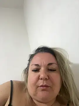 MikyVesela live sex cam
