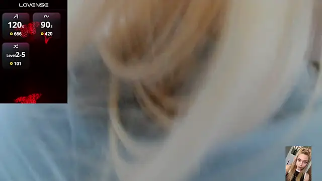 Blondiewithanass webcam