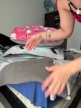 Amelie-RedHoney webcam