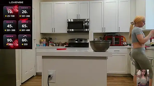 Blondiewithanass webcam