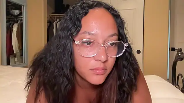 dreamyriri (F young) - strip tease with full pussy spread