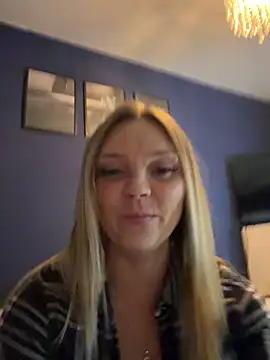 Webcam Model (Sky25x)  is live.Free join now!