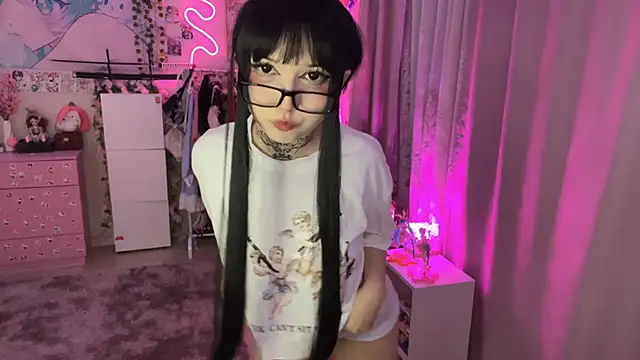 ToxiraLuneX Stripchat cam model