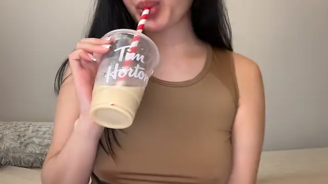 LOVEAKIRA live sex cam