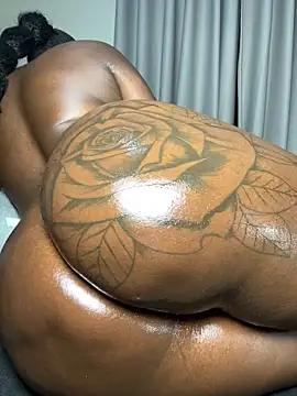 Hugemassivebootie webcam