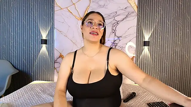 big_tits_in_your_face webcam